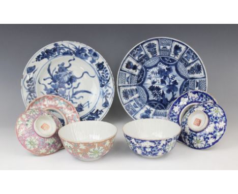 A selection of Chinese porcelain, 18th century and later, comprising; a Kangxi Kraak plate, 21.5cm diameter, a blue and white