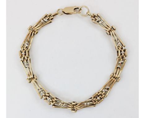 A 9ct gold gate bracelet, with lobster claw and loop fastening, 21cm long, weight 10.5gms 