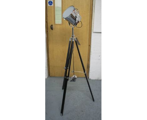 STUDIO LAMP, in chromed metal on extendable tripod supports, 160cm H.