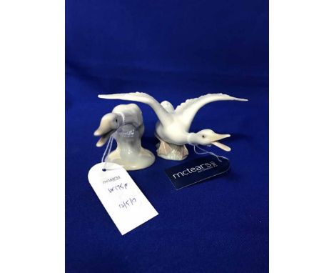 LARGE LLADRO TABLE LAMP WITH TWO SWANSand three small Lladro swan figures (4)