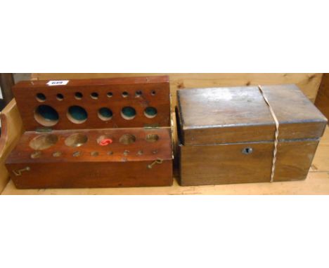 An antique wooden weight box with fitted interior for assorted brass weights and a small quantity of 6g weights - sold with a