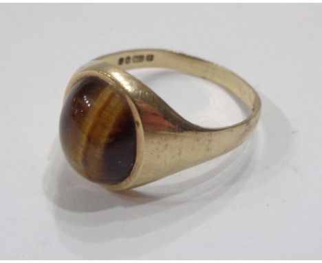 A 375 (9ct.) gold ring, set with cabochon tiger's-eye panel - size S 1/2