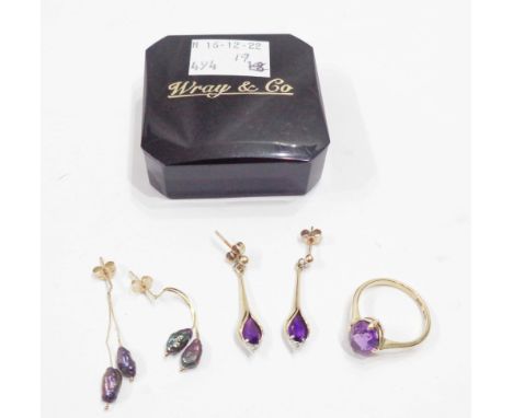 A marked 9ct yellow metal ring, set with marquise amethyst - size O 1/2 - sold with two pairs of earrings