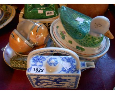 A small quantity of assorted modern Chinese and Japanese ceramics including duck form tureen, teapot, cups and saucers, etc. 