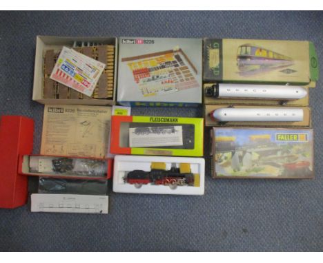 A group of German model kits for HO gauge model railway sets to include a Horst Gunther B0152/1 Bausatz electric locomotive k