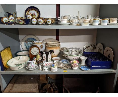 A mixed lot of ceramics and glassware to include a set of six Edinburgh Crystal whisky tumblers, Mack pottery woodpecker and 