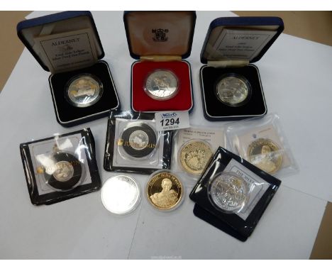 A quantity of Commemorative Crowns/coins to include two Prince of Wales gilded crowns, Queen Elizabeth II Windsor coat of arm