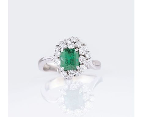 Smaragd-Brillant-Ring. 14 kt. WG. Hochfeiner Smaragd im Smaragdschliff ca. 1,25 ct. (ca. 6,6 x 5,8 x 4,6 mm) mit 23 Brill. zu