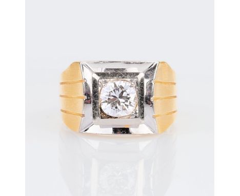 Solitär-Ring. 18 kt. GG und WG. Der Brillant in WG-Fassung ca. 0,90 - 0,95 ct. Getönt(M-N).vvs. (unrund ca. 6,05 - 6,2 x 3,92