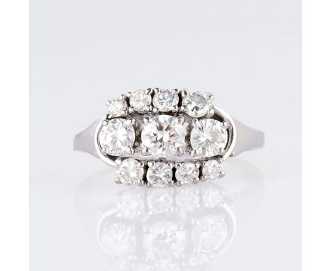 Brillant-Ring. 18 kt. WG, gest., MZ: Hn. Schauseitig erhöht besetzt mit 11 Brill. zus. ca. 1,30 ct. Feines Weiß(F)-Weiß(H).vv
