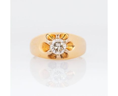 Solitär-Ring. 14 kt. GG, gest. Herren-Größe. Schauseite verbreitert, in erhöhter Fassung der Brill. ca. 1 ct. Getöntes Weiß(K