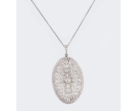 Art-déco Diamant-Anhänger an Kette. Platin und 14 kt. WG. In feiner Millegriffesfassungen Besatz mit 17 Diam. im Alt-, antike