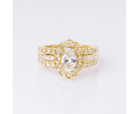 Diamant-Brillant-Ring. 18 kt. GG, gest. Im Zentrum der Diam. im Ovalschlff ca. 0,65 ct. Getöntes Weiß(K/L).vvs.(ca. 7,3 x 4,6