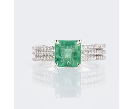 Smaragd-Brillant-Ring. 18 kt. WG, gest. Der Smaragd im Emeraldschliff von transparentem Grün 2,14 ct. (7,74 x 7,64 x 5,19 mm,