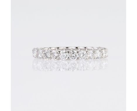 Fein-weißer Memory Brillant-Ring. 18 kt. WG. Umlaufend dicht besetzt mit 24 krappengefassten Brill. zus. ca. 1,85 ct. Feines 