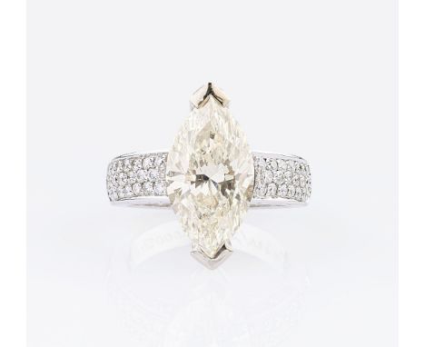 Solitär-Ring mit Marquise-Diamant. 18 kt. WG, MZ: BG. Der Diamant im Marquiseschliff ca. 5,347 ct. Getönt(N-O).P. (ca. 16,6 x