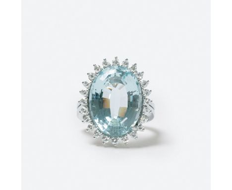 Aquamarin-Brillant-Ring. 14 kt. WG, gest. Der ovalgeschliffene Aquamarin ca. 11 ct. (ca. 17,9 x 13 x 8,3 mm) mit 24 kl. Brill