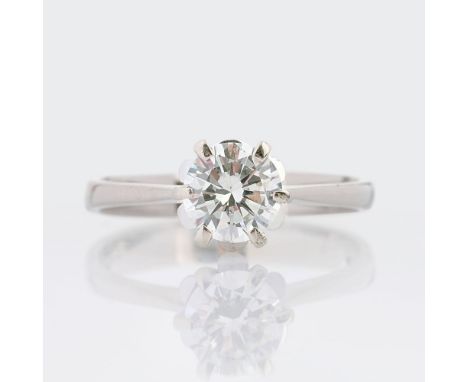 Solitär-Ring. 18 kt. Gold, rhodiniert. Der Solitär im Brillantschliff in Krappenfassung ca. 0,79 ct. Leicht Getöntes Weiß(J).