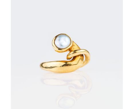 Gold-Ring mit Perlmutt-Einlage. 18 kt. GG, gest., MZ: K. Goldschmiedearbeit, gegabelte Ringschiene schauseitig mit zargengefa
