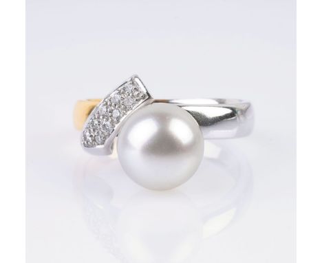 Perl-Ring mit Brillant-Besatz. Platin, Pt950 und 18 kt. GG, gest. Schauseite mit 9 pavégefassten Brill. zus. ca. 0,13 ct. Wei
