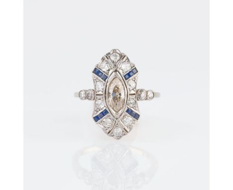 Art-déco Diamant-Saphir-Ring. Um 1920. 14 kt. GG mit Platin. Der zentrale Diam. im Marquiseschliff ca. 0,45 ct. Getöntes Weiß
