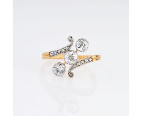 Jugendstil-Diamant-Ring. Um 1900. 14 kt. GG mit Platin. Schauseitig gegabelte Ringschiene, in Millegriffesfassungen besetzt m