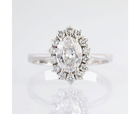 Diamant-Ring. 14 kt. WG, gest. Der zentrale Diam. im Marquise-Schliff ca. 0,90 ct. Weiß(H)/Leicht Getöntes Weiß(I).vs. (ca. 8