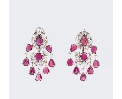 Paar Rubin-Brillant Ohrchandeliers. 14 kt. WG. gest. Brisur und Hänger mit ingest. 24 kl. Brill. zus. ca. 1,80 ct. Getöntes W