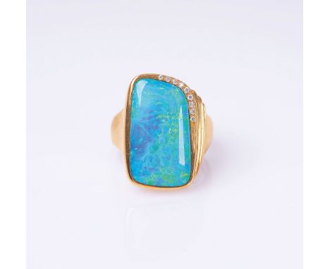 Opal-Ring. 18 kt. GG, gest., MZ: PJ. Farbfeiner Opal leicht asymmetrischer Form, doubliert (ca. 20,5 x 11 mm, Unterseite aus 