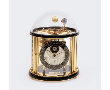 Patek Philippe. Seltene, große Tellurium Tischuhr Grand Sovereign mit Westminster Glockenspiel von Franz Hermle. Messing, pol