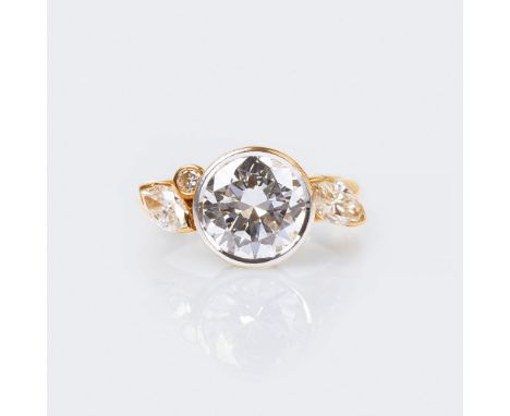 Hochkarätiger Solitär-Ring mit Diamant-Besatz. 18 kt. GG, gest. In WG-Zargenfassung der Brill. 3 ct. Weiß(H).vvs. mit 3 kl. D