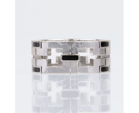 Cartier. Herren-Ring mit schwarzem Emaille 'Collection Baiser du Dragon'. 18 kt. WG, gest., MZ: Cartier, num. 28069A. Wenige 