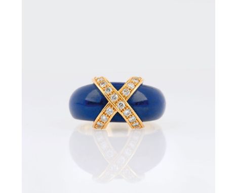 Lapislazuli Ring mit Brillanten. 18 kt. GG, gest. Schauseitig hochgewölbt, Lapislazuli-Auflage mit gekreuzten Stegen, Besatz 