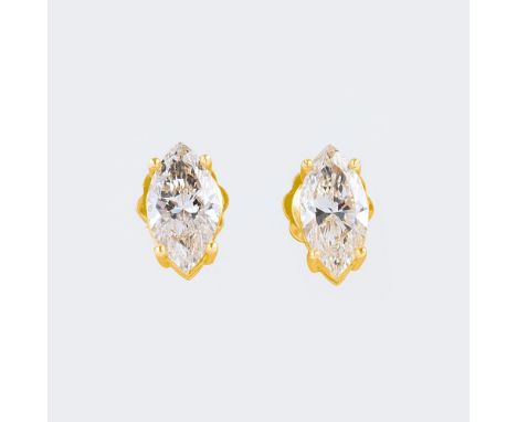 Paar Diamant-Solitär-Ohrstecker. 18 kt. GG. In Vierer Krappenfassung je ein Diam. im Marquise Schliff zus. ca. 2,05 ct. Light