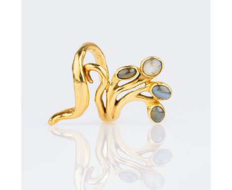 Gold-Ring mit Mondstein-Besatz. 18 kt. GG, gest., MZ: K. Goldschmiedearbeit, gegabelte und verästelte Ringschiene mit 4 Monds