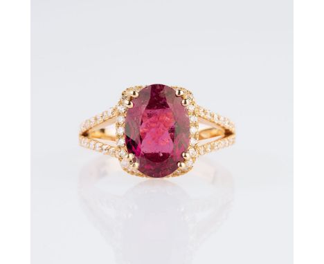 Brillant-Ring mit Rosa-Turmalin. 14 kt. RG, gest. Der oval geschliffene Rosa-Turmalin von intensiver Farbgebung ca. 3,25 t. (