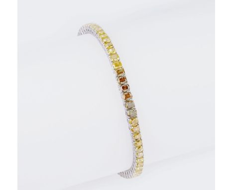 Intensivfarbenes Fancy Diamant-Armband. 18 kt. WG, gest. Im Verlauf farbfeine 64 Diam. im Kissenschliff zus. ca. 7,75 ct. Fan