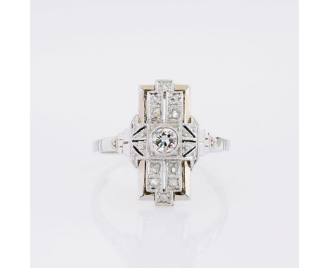 Art-déco Diamant-Ring. Um 1920. 14 kt. WG, gest., MZ: AS. Im Zentrum der Brill. ca. 0,20 ct. Leicht Getöntes Weiß(I).si. mit 
