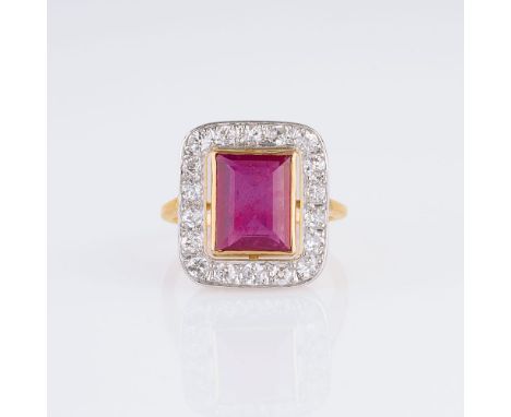 Rubin-Ring mit Altschliffdiamanten. 18 kt .GG mit WG. Der zargengefasste Rubin im Baguetteschliff ca. 2,50 ct. (ca. 9,9 x 7,9