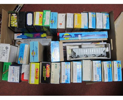 Thirty Nine "HO" Gauge U.S.A Outline Boxed Items of Rolling Stock, Athearn Roundhouse, etc, box vans, hoppers, all fair to ve