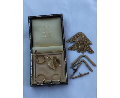 An assortment of various items including a 9ct gold double leaf brooch, 2 x 9ct gold signet rings, (one broken) 2 x Albert T 