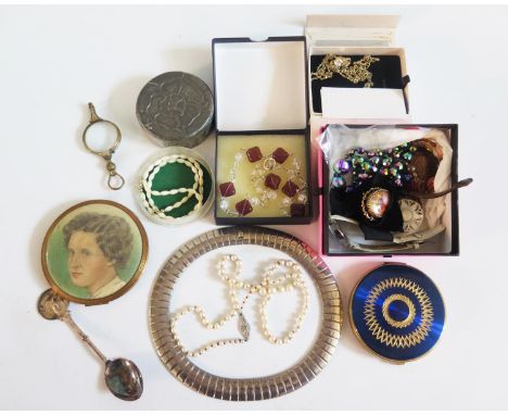 Compacts, lorgnette and costume jewellery 