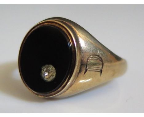 A 9ct Gold and Onyx Signet Ring, size P.5, 3g 