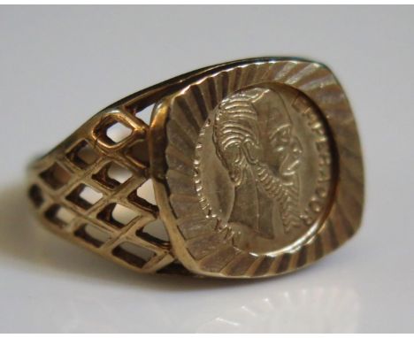 A 9ct Gold Coin Set Ring, size J.5, 2.6g 