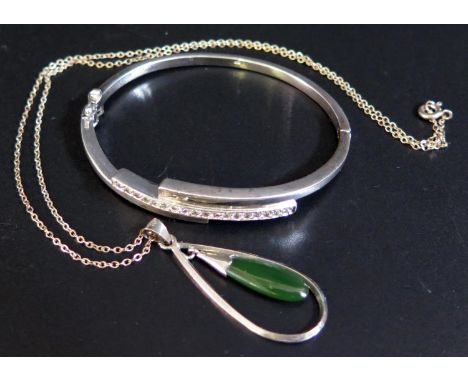 A Silver and Stone Set Hinged Bangle and silver and jadeite pendant necklace, 20g 