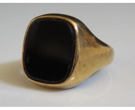 A 9ct Gold and Onyx Signet Ring, size U.5, 4.7g 