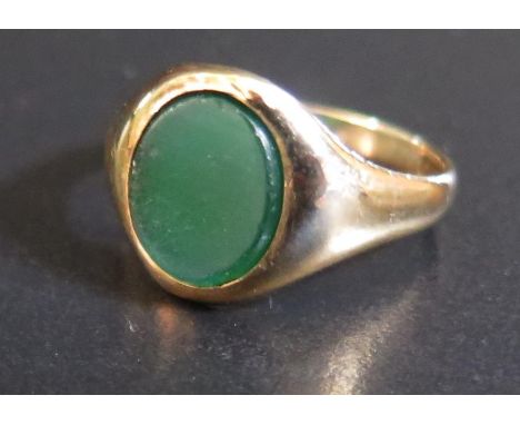 A 9ct Gold and Green Stone Signet Ring, size R, 3.4g 