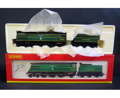 A Hornby OO Gauge R 2283 SR 4-6-2 Battle Of Britain Class 'Fighter Pilot' Boxed 