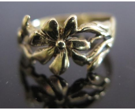 A 9ct Gold Flower Ring, size O.5, 2.5g 