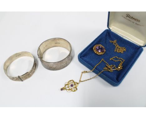 9ct gold brooch, 9ct gold amethyst pendant on a yellow metal chain and a 9ct gold trace link chain (snapped) and two silver s